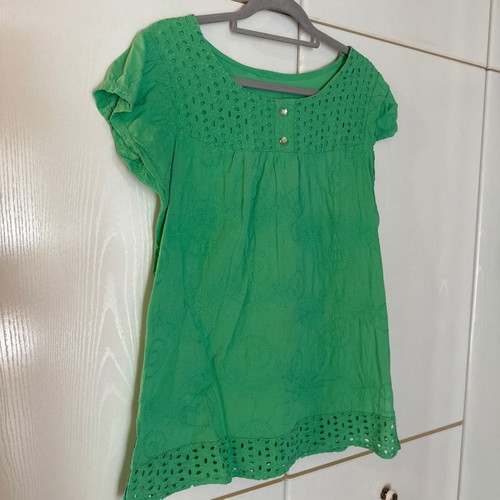 Green short-sleeve t-shirt size M
