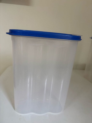 Food storage container like new, plastic 2.4l