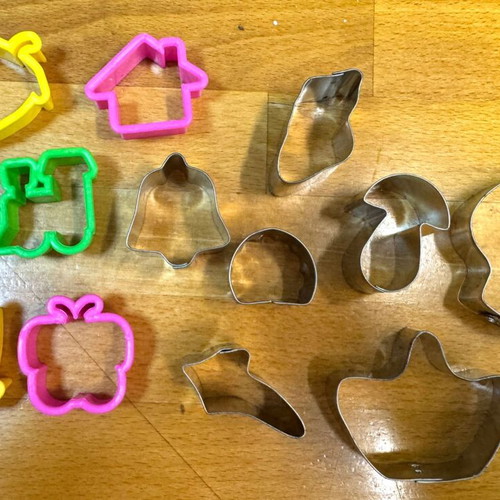 Set of plastic and metal cookie cutters 2-5cm like new