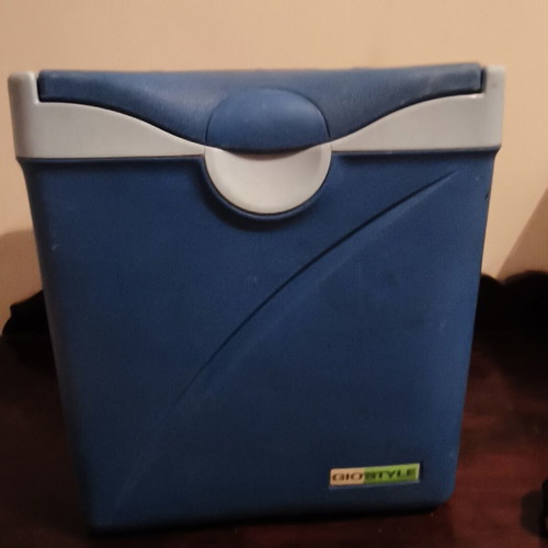 Giostyle beach cooler with 3 large ice packs, like new, blue