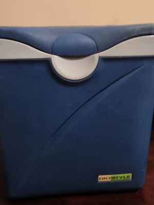 Giostyle beach cooler with 3 large ice packs, like new, blue