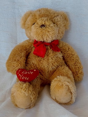 Stuffed bear with "I Love You" heart Valentine in excellent condition
