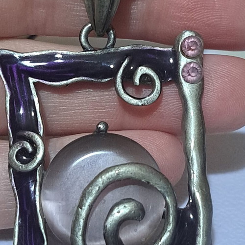 Metallic pendant with pink stone like new