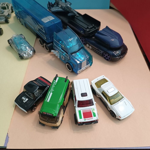 Hot Wheels lot of 29 diecast cars, planes and trucks