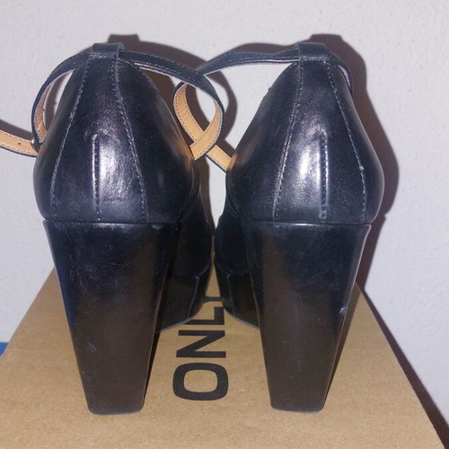 Women's black closed platform shoes like new, ankle strap, size 38