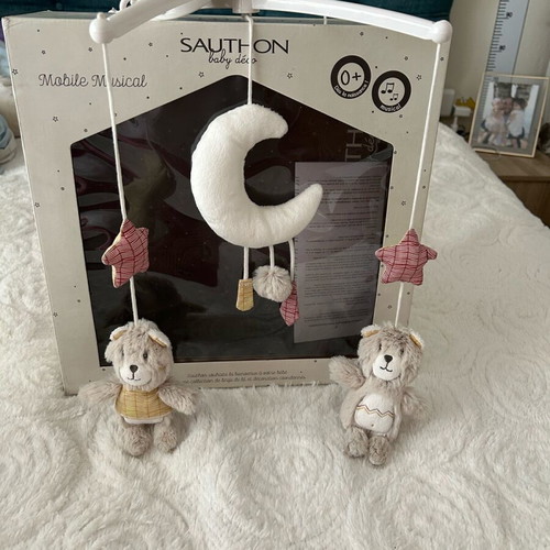 Sauthon crib mobile like new, wind-up with lullaby