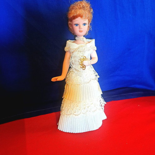 Collectible porcelain doll Lady Windermere from Deagostini 2000, like new