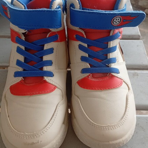 Hotweels Kids Boots size 32 like new with velcro