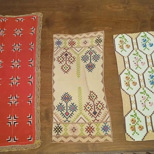 Embroidered table linens like new, set of 3 pieces