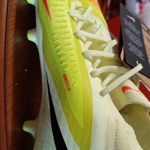 Ποδοσφαιρικά παπούτσια Nike καινούργια, νούμερο 39, κίτρινα με κάλτσα