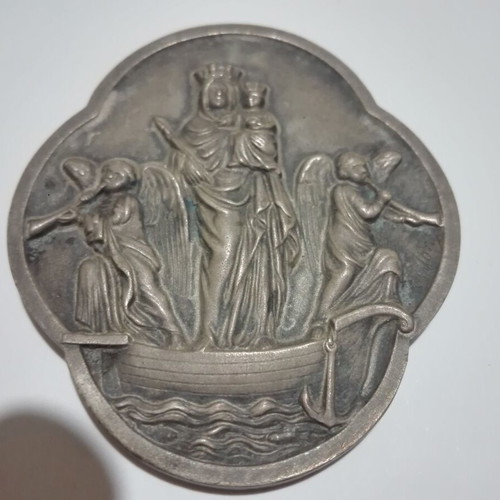 Collectible medal used with Virgin Mary and angels design