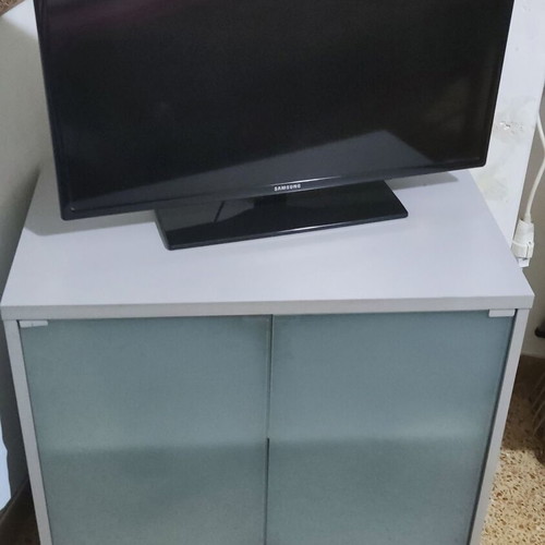 TV stand like new with wheels and sandblasted glass 80x45