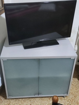 TV stand like new with wheels and sandblasted glass 80x45