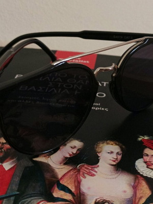 Sunglasses with black frame like new