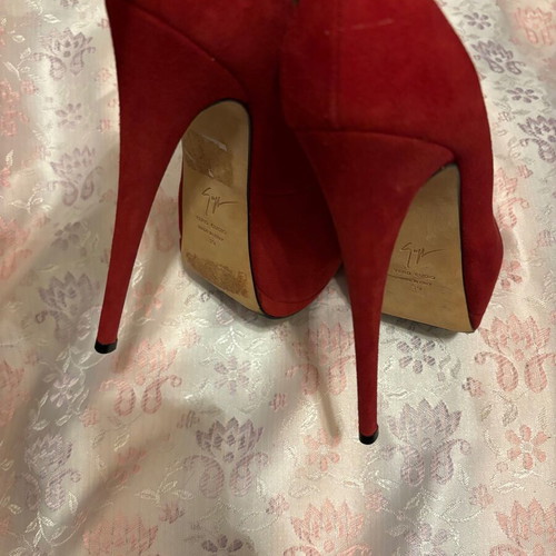 Guiseppe Zanotti shoes new with special sole, size 38.5-39