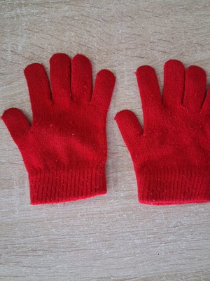 Red gloves used for children 3-8 years unisex