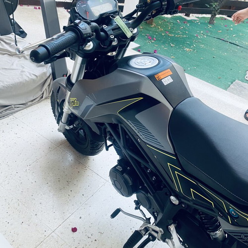 Benelli BN 125 naked bike, grey/black with yellow accents