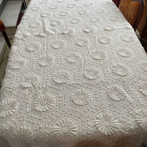 Knitted blanket artwork new with two pillowcases
