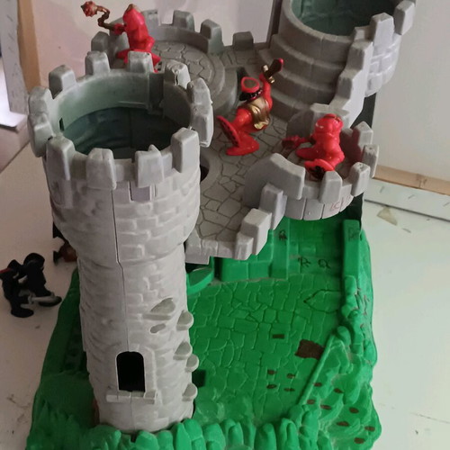 Fisher-Price castle with knights used, 7 figures
