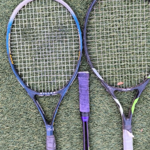 Tennis rackets used, set with 2 damaged strings