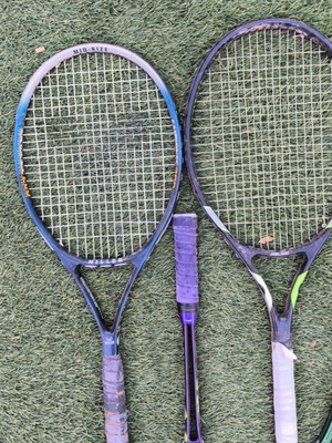 Tennis rackets used, set with 2 damaged strings