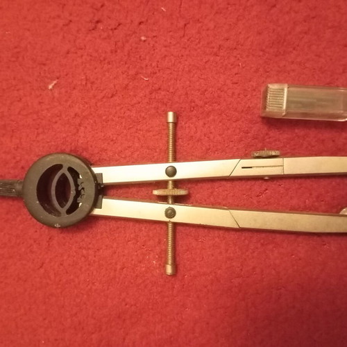 Compass used with pencil leads and extra accessories
