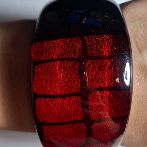Wooden women's bracelet used with 3D red and black pattern