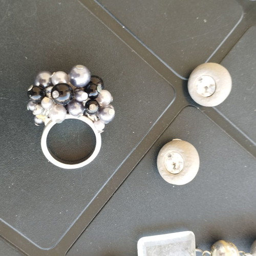 Jewelry set used with necklace, earrings, bracelet, and ring