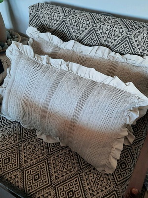 Bamboo Anatomical Pillows like new, set of 2 with pillowcases