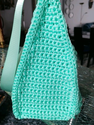 Πλεκτή χειροποίητη τσάντα ώμου στο χρώμα της μέντας σε μεγάλο μέγεθος