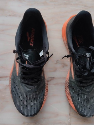 Brooks Hyperion Tempo 43 μεταχειρισμένα, μαύρα αθλητικά παπούτσια
