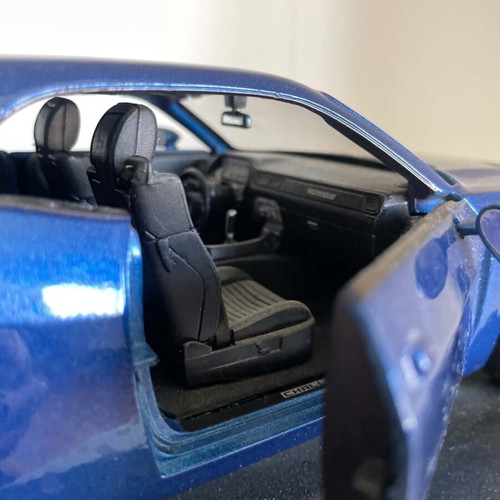Maisto 2006 Dodge Challenger Concept 1:18 used collectible model with stand