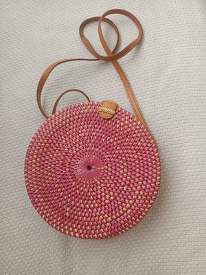 Straw shoulder bag like new, spacious, red and pink