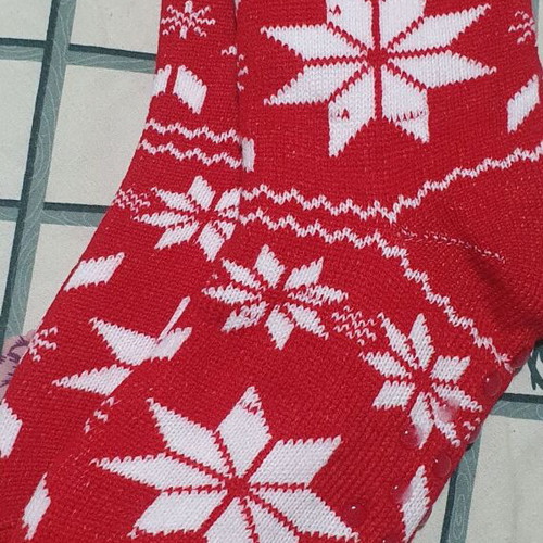 Red knitted slipper socks with white stars and fur lining