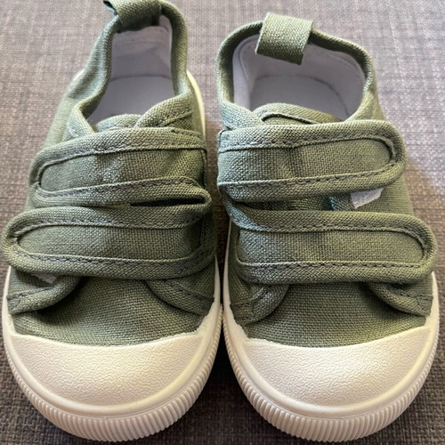 Green shoes with stickers size 21 like new