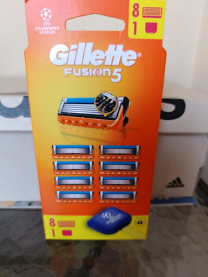 Gillette Fusion 5 8 ανταλλακτικές κεφαλές με θήκη ταξιδιού καινούργιο