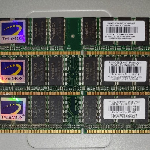 Twinmos 768MB DDR400 CL 2.5 used (3x256MB)