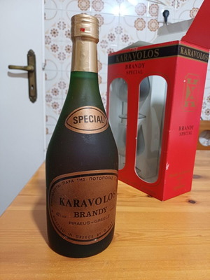 Karavolos Special vintage μπράντι με αυθεντικό κουτί και ποτήρια