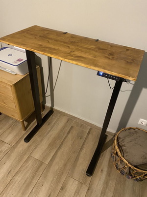 Standing desk σαν καινούργιο με ρυθμιζόμενο ύψος έως 118cm
