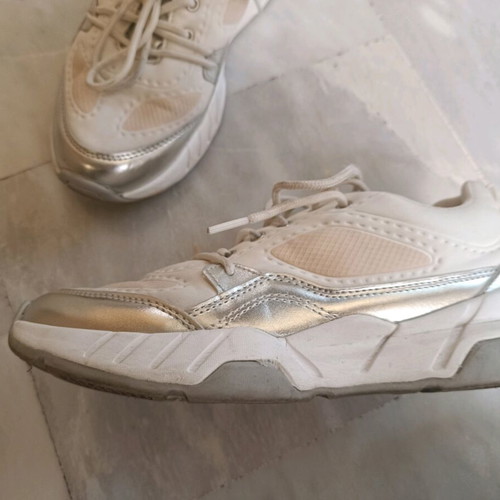 Benetton sneakers like new, white with silver details