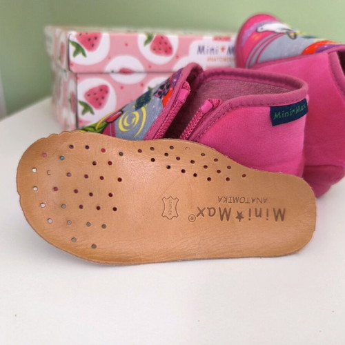 Mini Max anatomical unicorn slippers No. 24 like new, pink