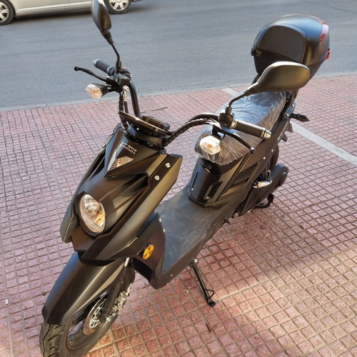 Zero electric scooter like new with helmet and locks