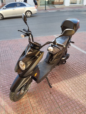 Zero electric scooter like new with helmet and locks