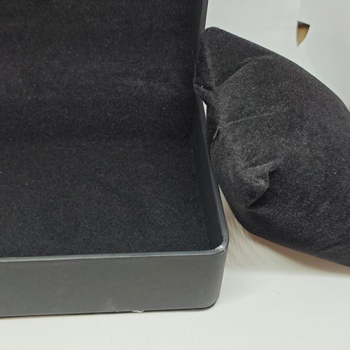 Watch case made of leatherette with protective cushion new