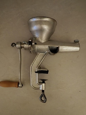 Blaumann BL-1247 manual fruit and vegetable juicer grinder