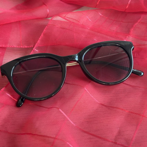 Women's sunglasses used, black and brown colors