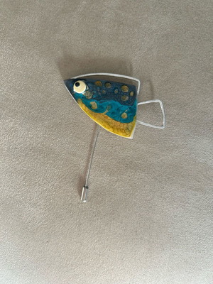 Women's lapel pin silver metal with enameled blue-yellow fish like new
