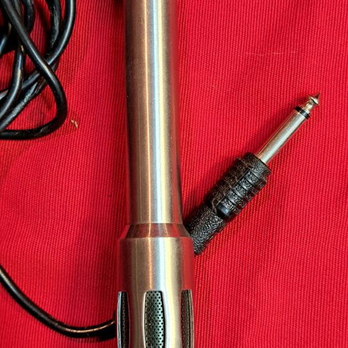 Electret microphone used, works with 2 AA batteries