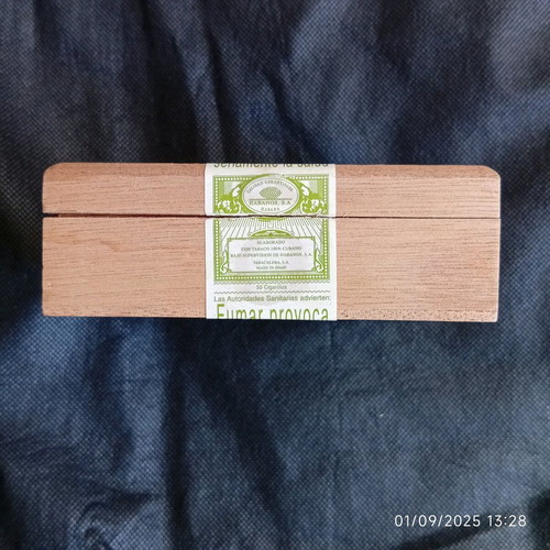 Montecristo wooden box authentic, like new condition