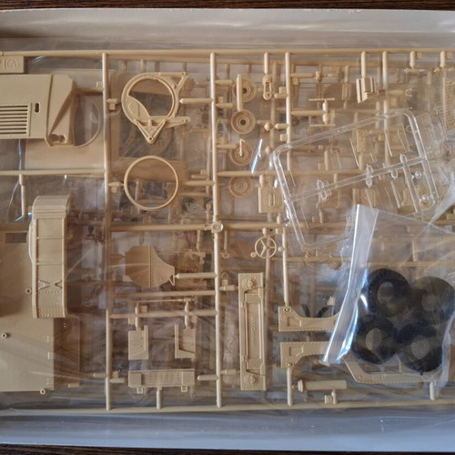Academy M1025 1:35 model kit new